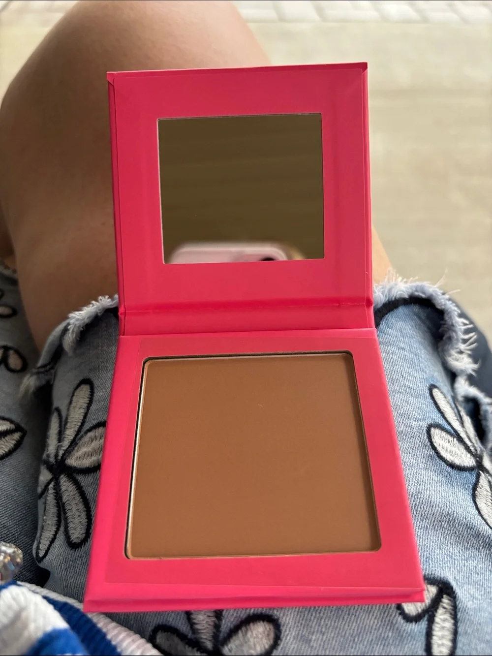 Dearest Diva Matte Bronzer Powder Compact – Warm Brown Shade